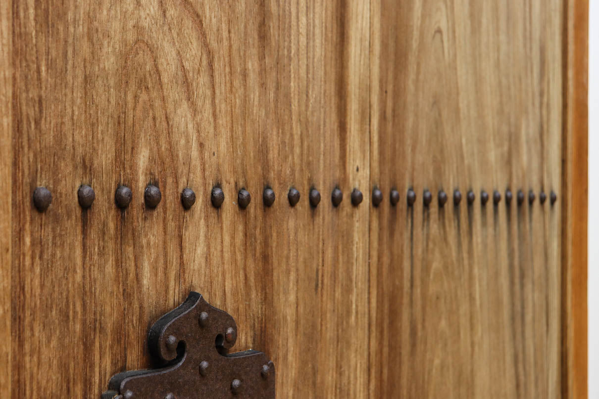 幅1118ミリ　裏表で雰囲気の変わる重厚な総欅蔵戸　G2558