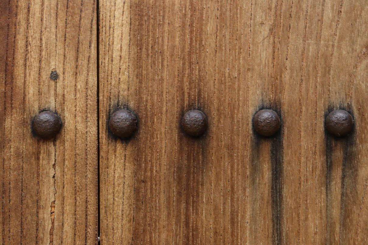 幅1118ミリ　裏表で雰囲気の変わる重厚な総欅蔵戸　G2558