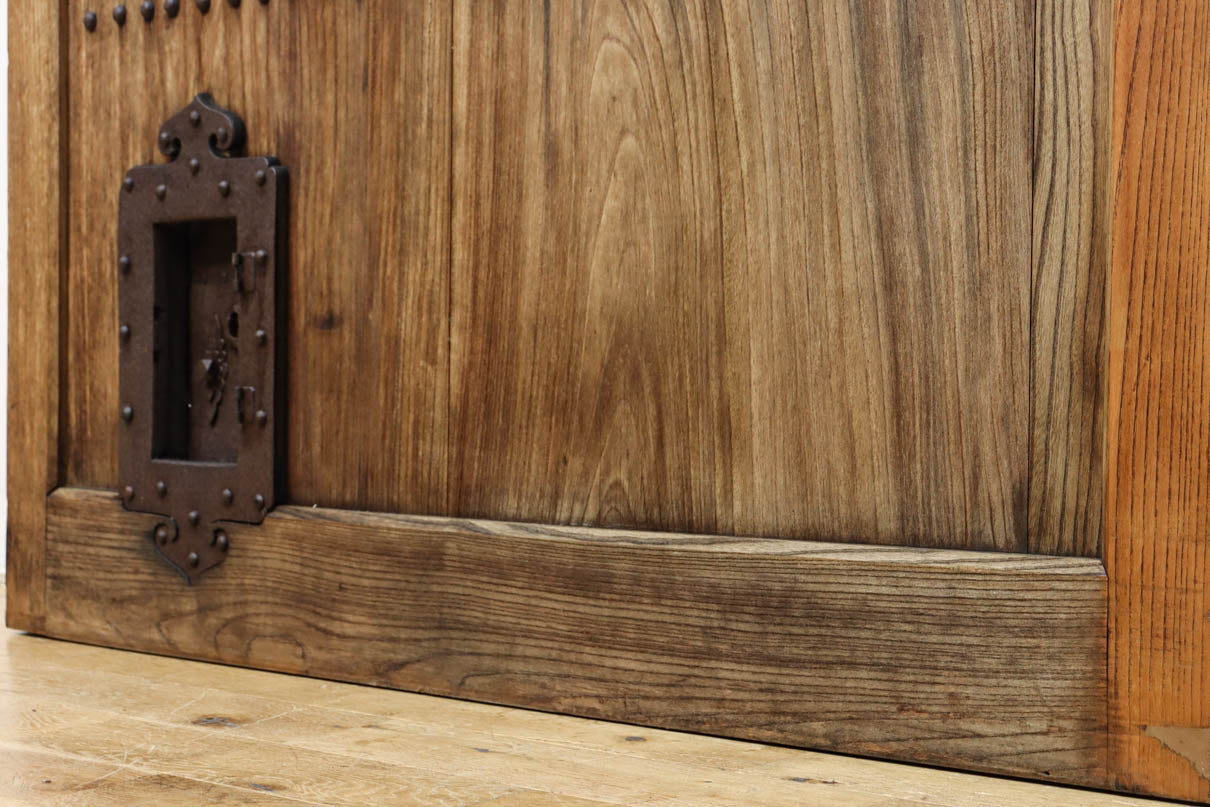 幅1118ミリ　裏表で雰囲気の変わる重厚な総欅蔵戸　G2558