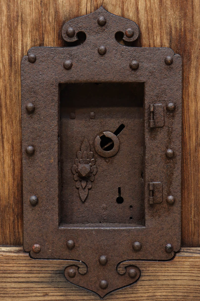 幅1118ミリ　裏表で雰囲気の変わる重厚な総欅蔵戸　G2558