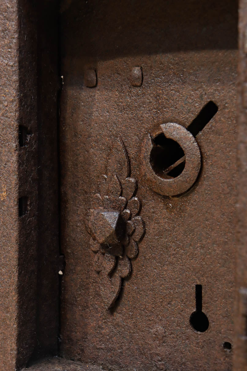 幅1118ミリ　裏表で雰囲気の変わる重厚な総欅蔵戸　G2558