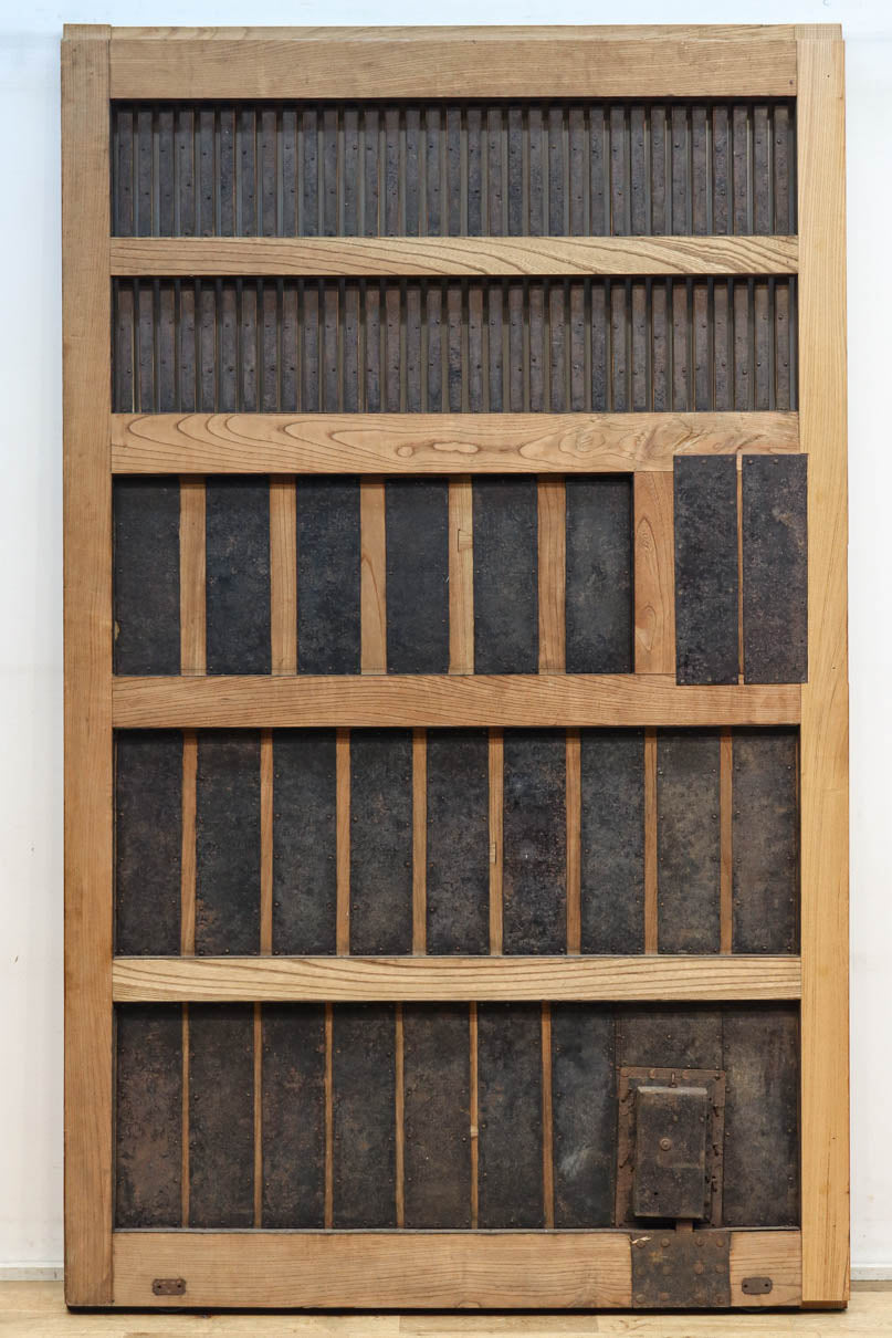 幅1118ミリ　裏表で雰囲気の変わる重厚な総欅蔵戸　G2558