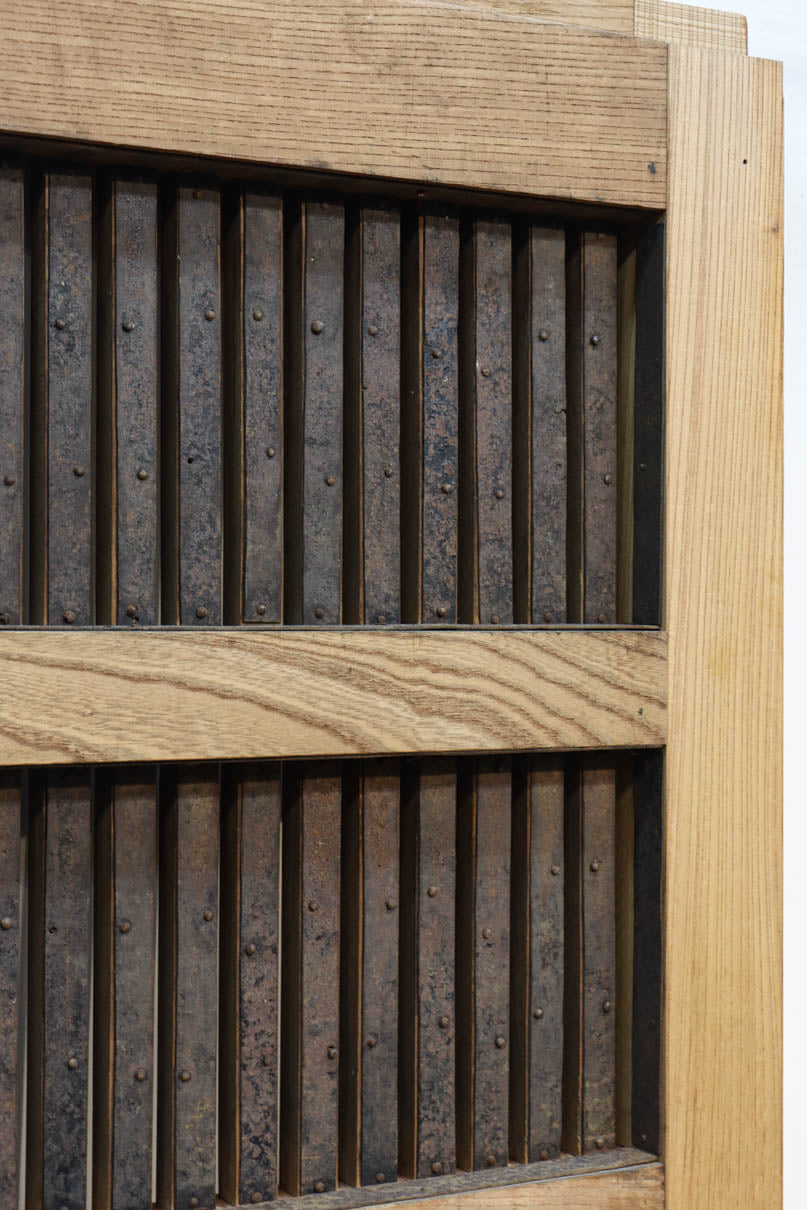 幅1118ミリ　裏表で雰囲気の変わる重厚な総欅蔵戸　G2558