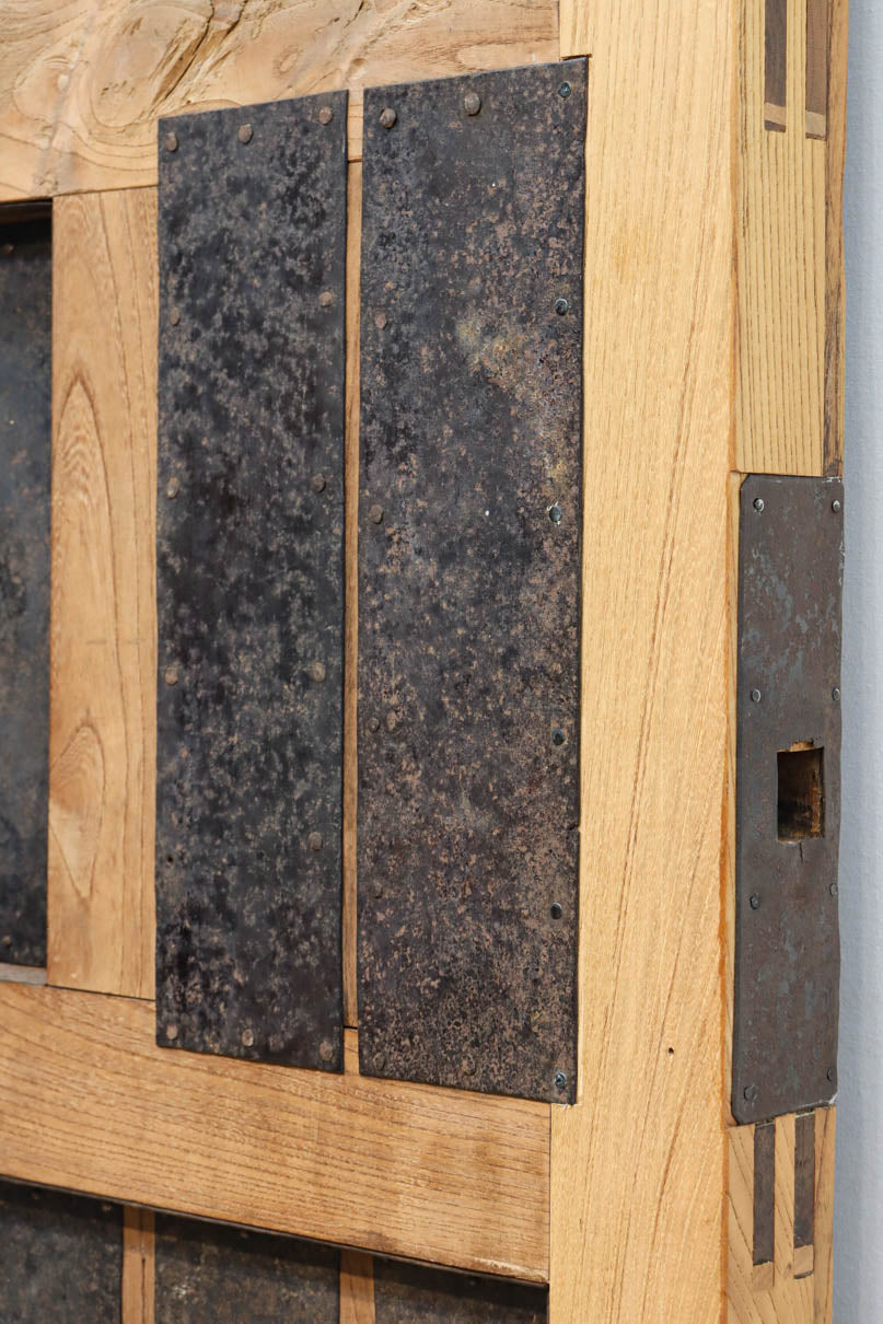 幅1118ミリ　裏表で雰囲気の変わる重厚な総欅蔵戸　G2558