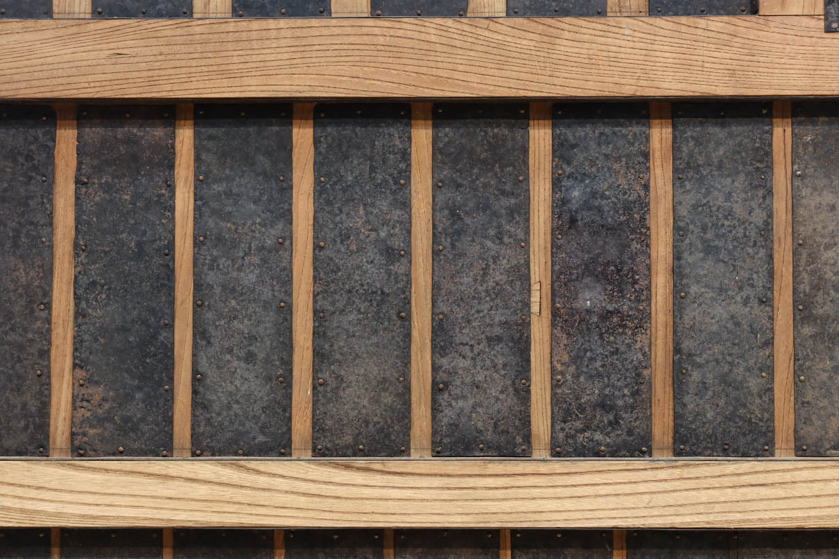 幅1118ミリ　裏表で雰囲気の変わる重厚な総欅蔵戸　G2558