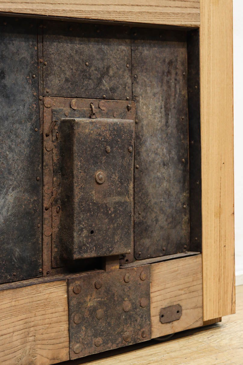 幅1118ミリ　裏表で雰囲気の変わる重厚な総欅蔵戸　G2558