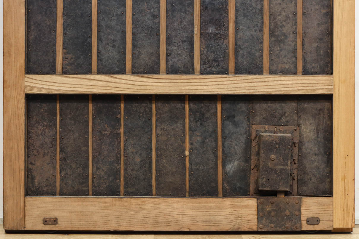 幅1118ミリ　裏表で雰囲気の変わる重厚な総欅蔵戸　G2558