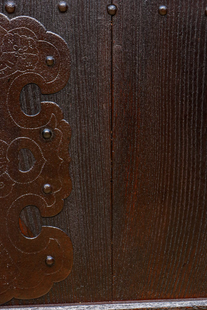 稀少幅910ミリ　深みのある色艶で縁起の良い装飾金具が華を添える総欅格子蔵戸　G2604