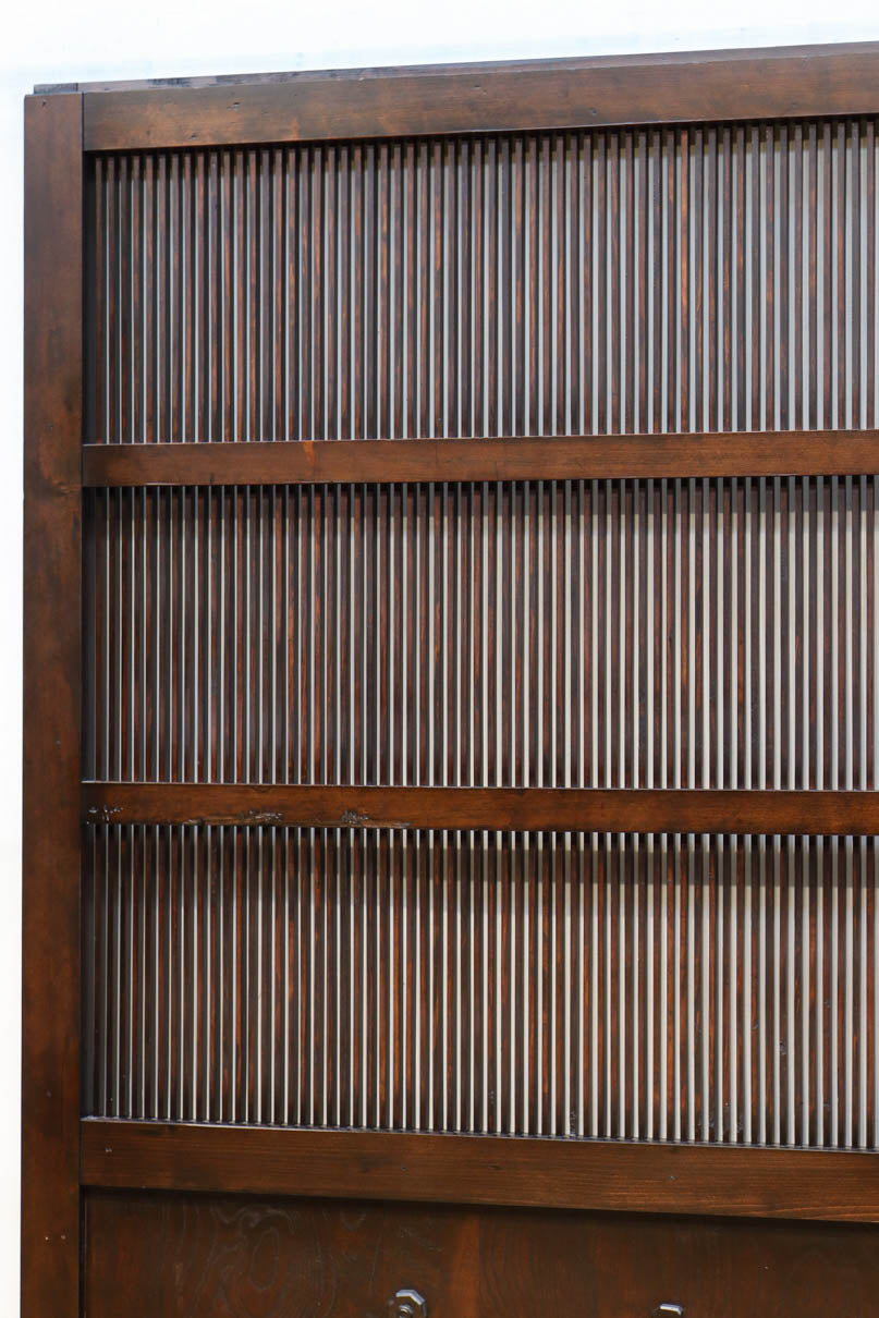 Latticed storehouse door G2606
