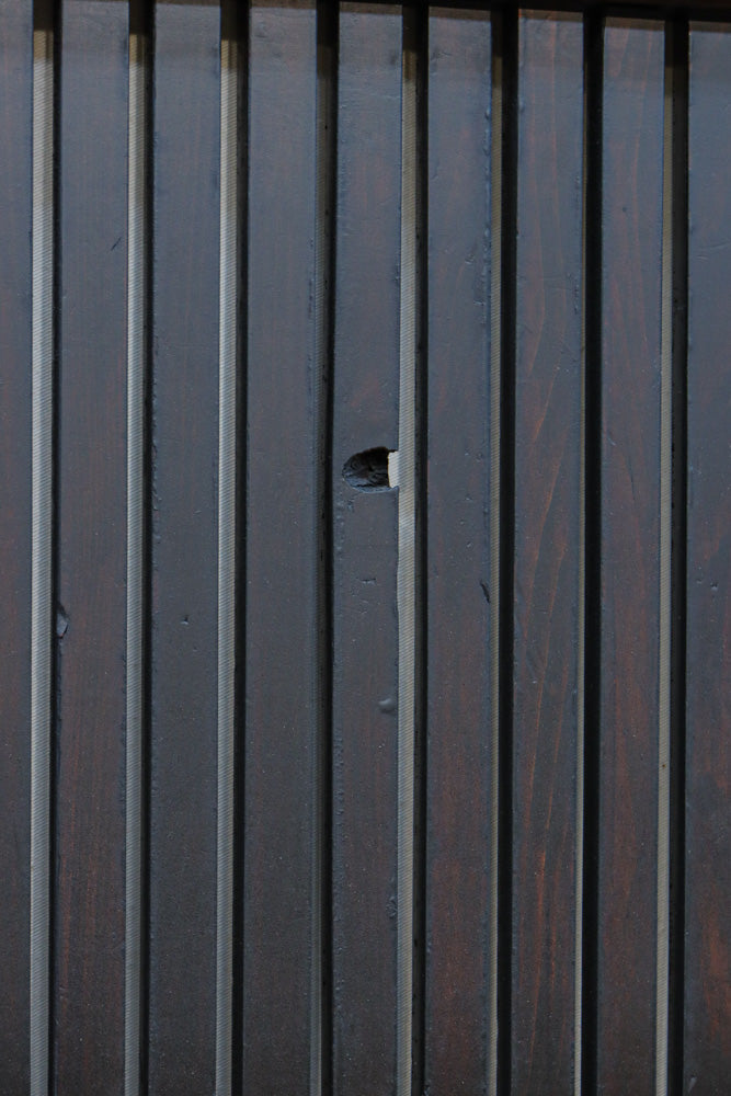 松皮菱の網付き窓を設けた風情溢れる格子蔵戸 G2619