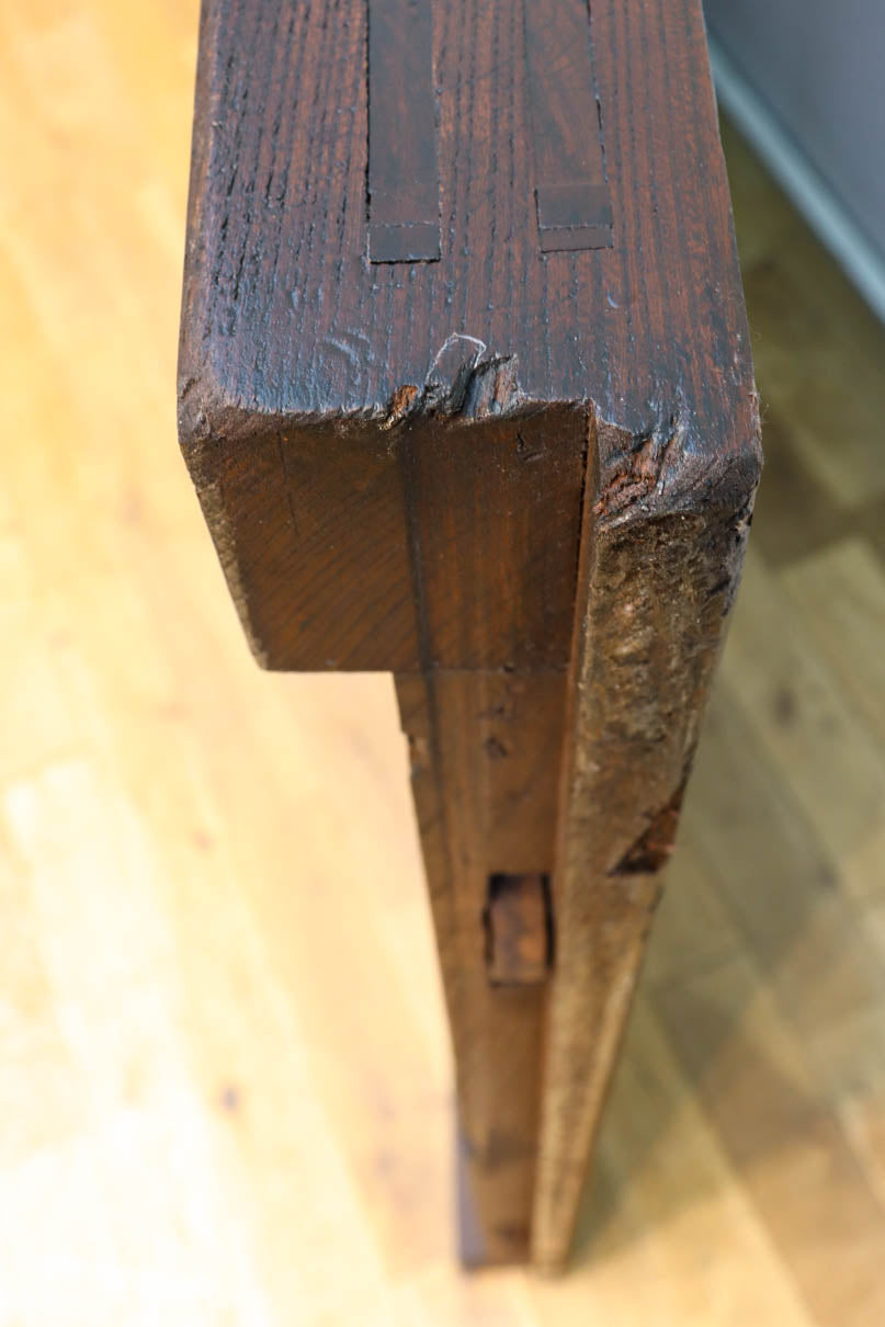 幅1045ミリ　艶みある古色の色彩に大型の装飾金具が風情溢れる格子蔵戸　G2639
