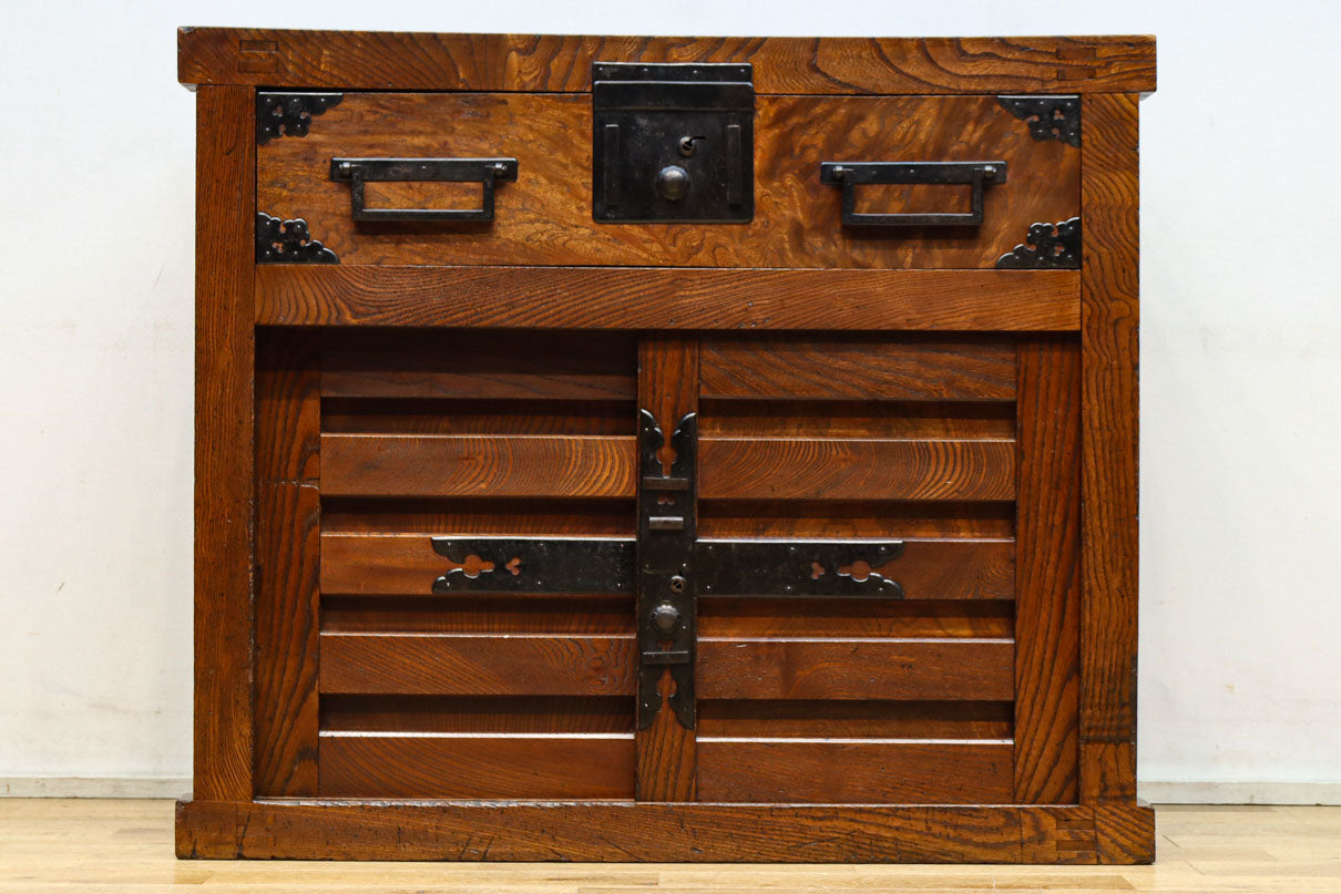 欅杢目が美しい堅牢な造りの風格溢れる越後帳場箪笥　BB3266