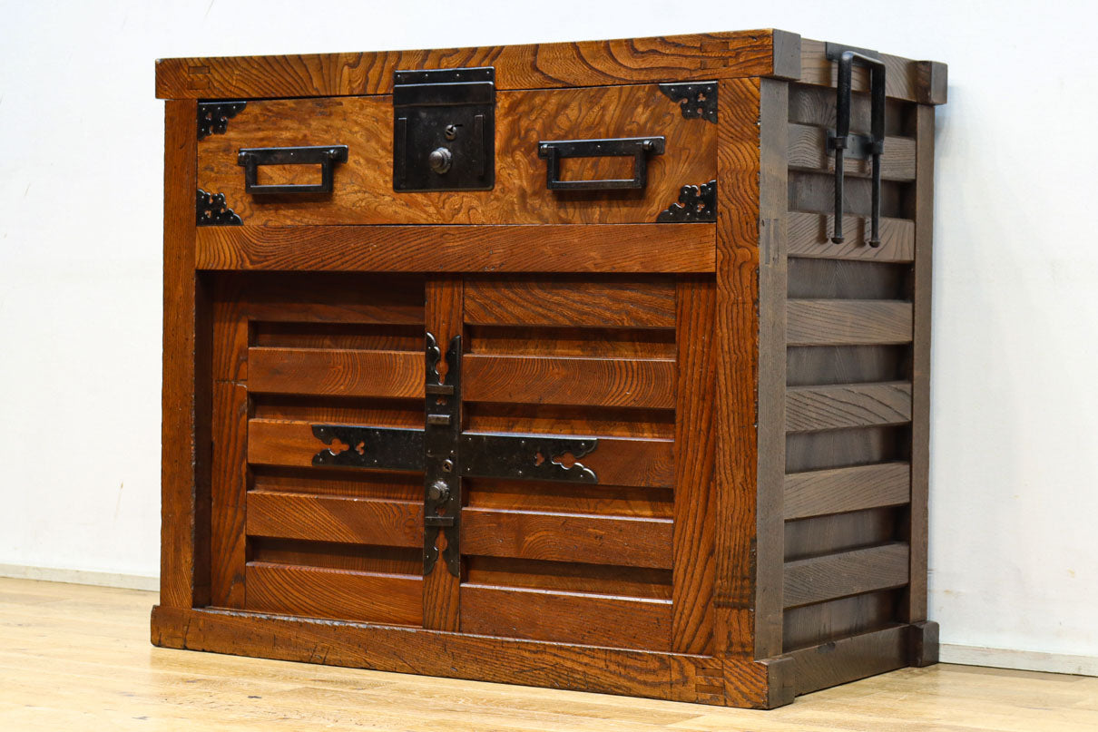 欅杢目が美しい堅牢な造りの風格溢れる越後帳場箪笥　BB3266