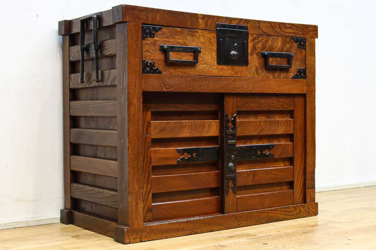 欅杢目が美しい堅牢な造りの風格溢れる越後帳場箪笥　BB3266