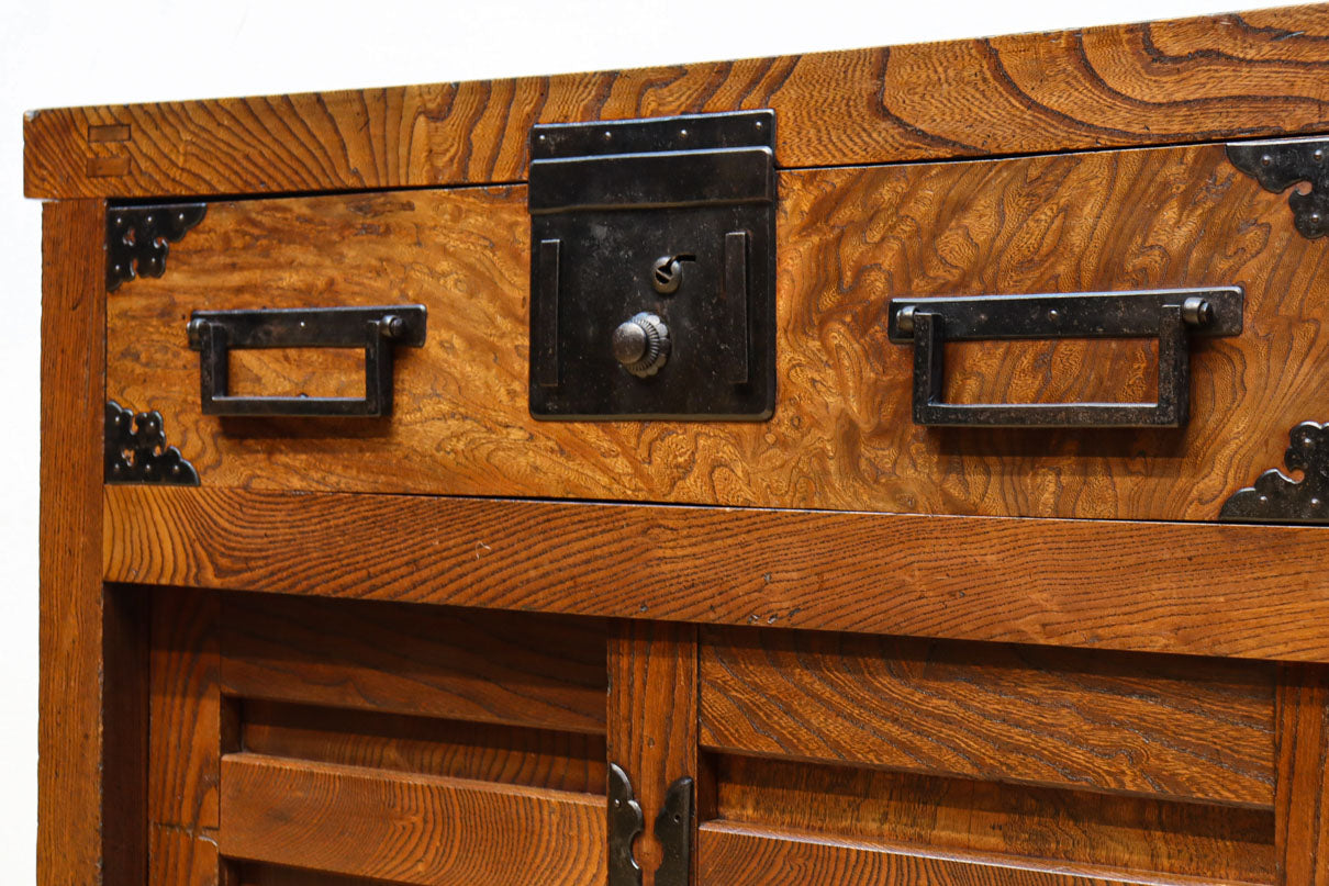 欅杢目が美しい堅牢な造りの風格溢れる越後帳場箪笥　BB3266