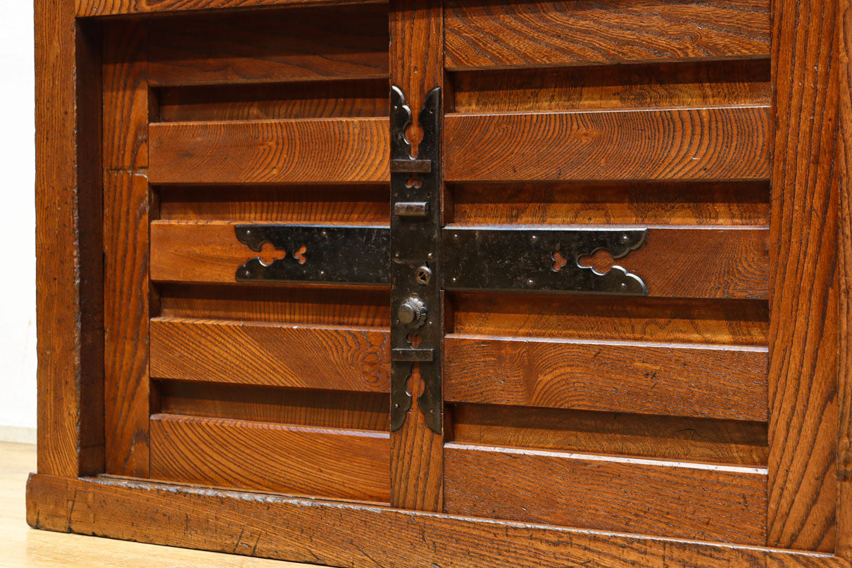 欅杢目が美しい堅牢な造りの風格溢れる越後帳場箪笥　BB3266