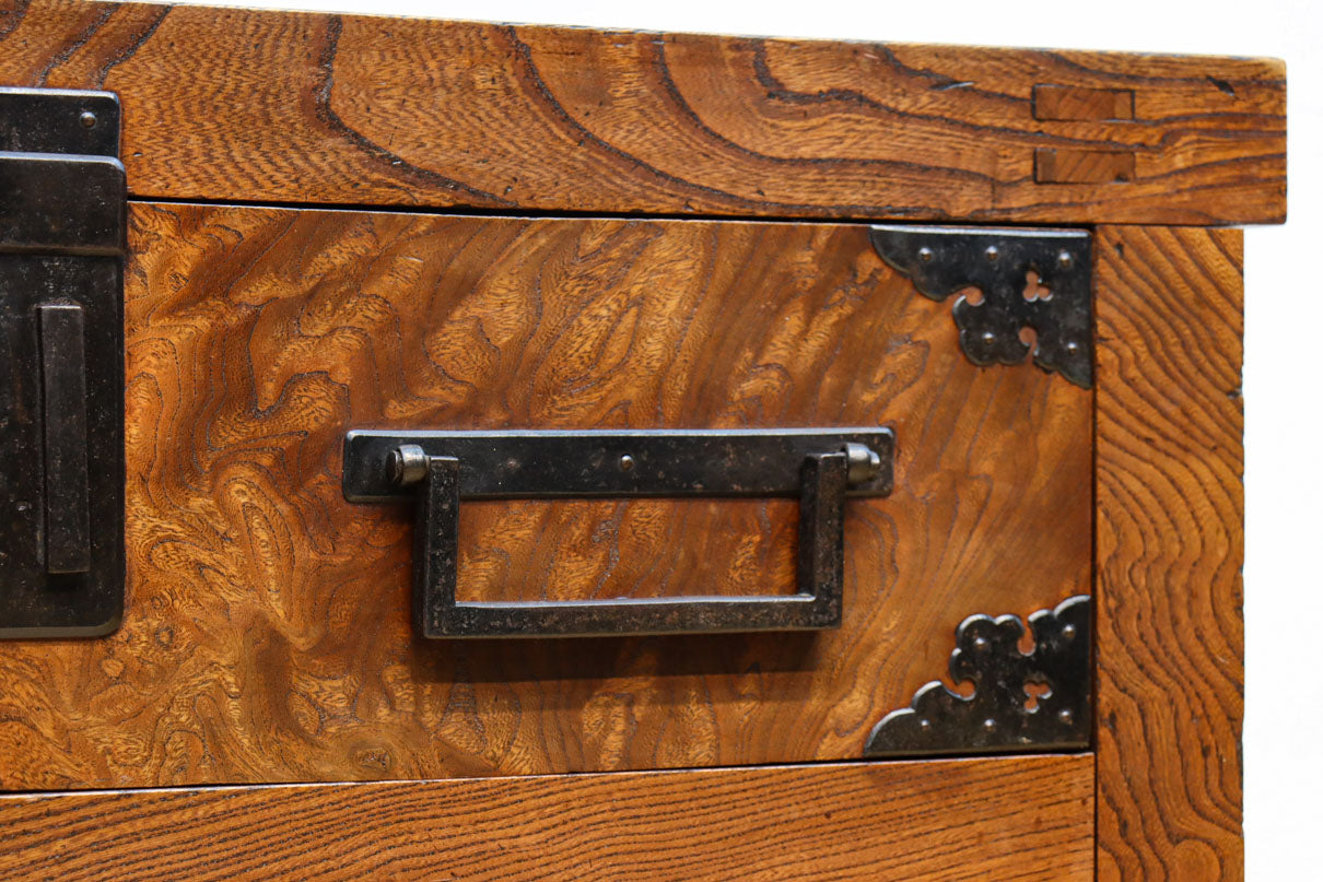 欅杢目が美しい堅牢な造りの風格溢れる越後帳場箪笥　BB3266