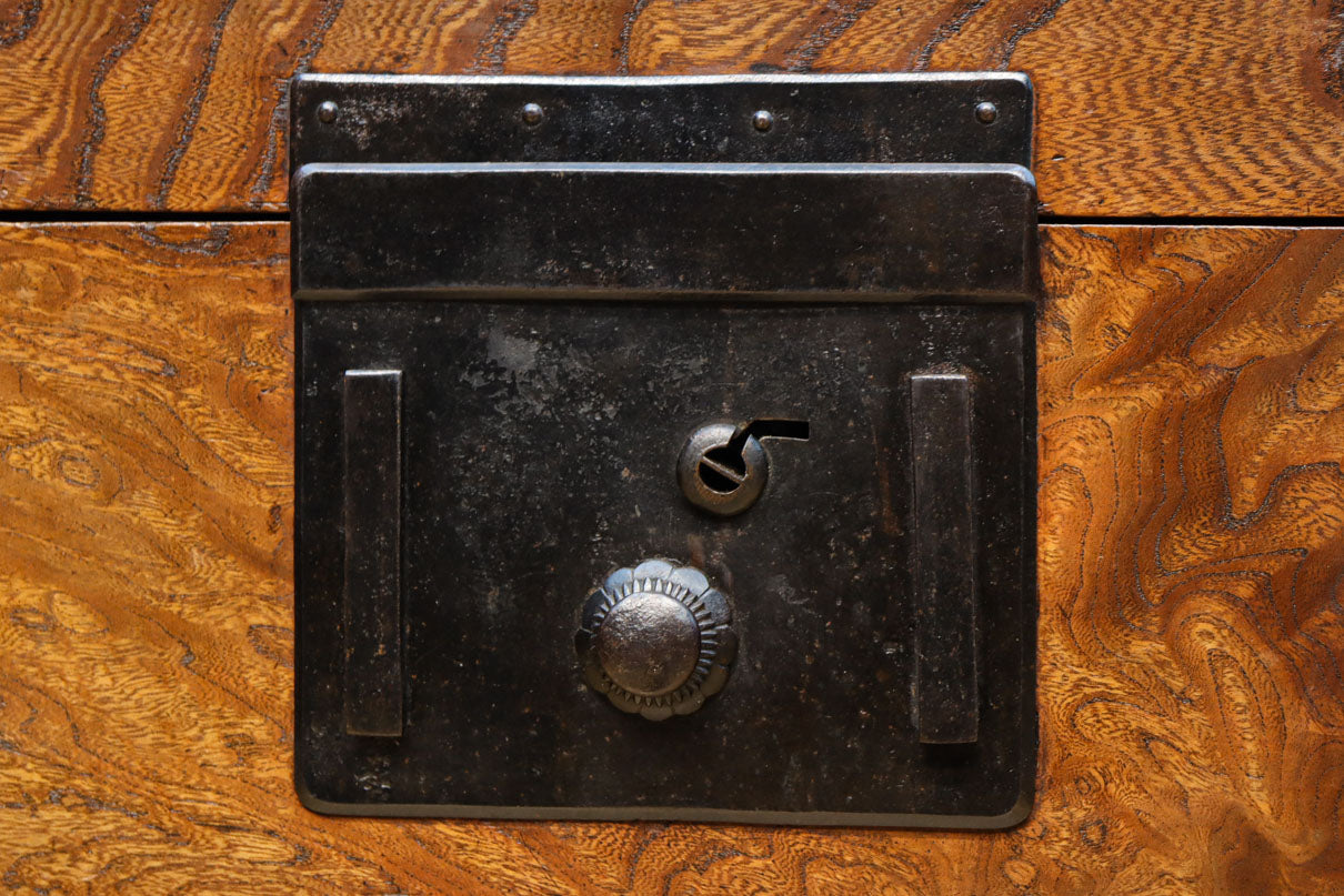 欅杢目が美しい堅牢な造りの風格溢れる越後帳場箪笥　BB3266