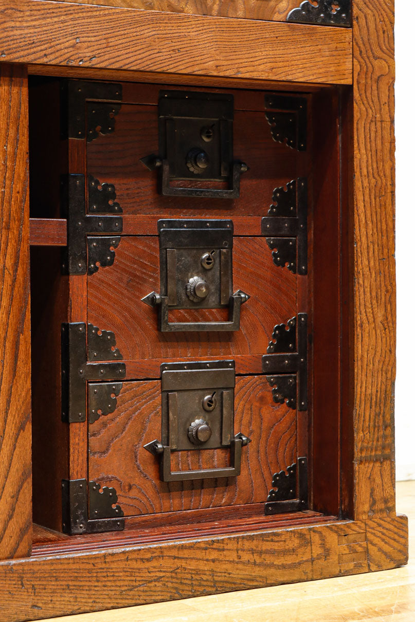 欅杢目が美しい堅牢な造りの風格溢れる越後帳場箪笥　BB3266