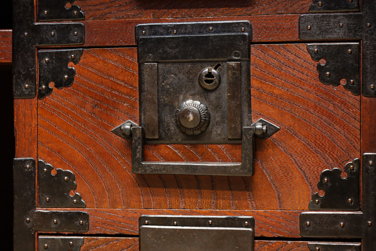 欅杢目が美しい堅牢な造りの風格溢れる越後帳場箪笥　BB3266