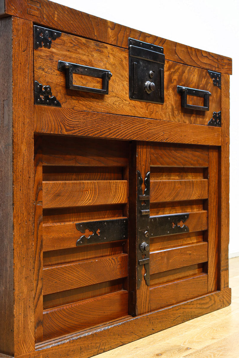 欅杢目が美しい堅牢な造りの風格溢れる越後帳場箪笥　BB3266