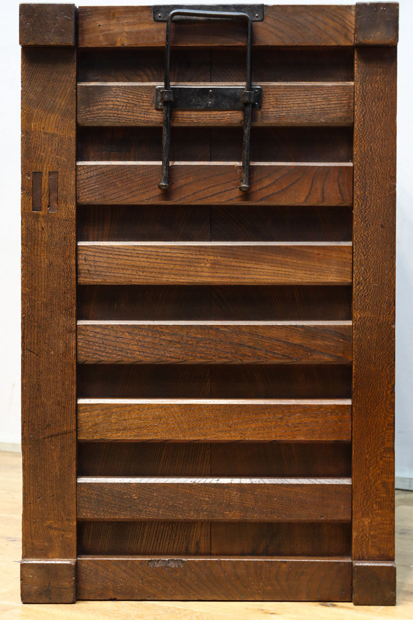 欅杢目が美しい堅牢な造りの風格溢れる越後帳場箪笥　BB3266