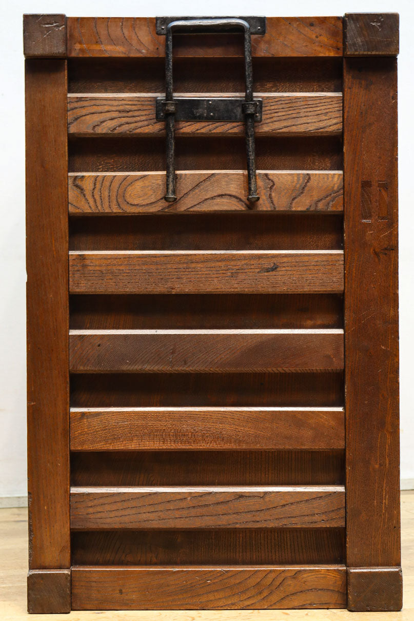 欅杢目が美しい堅牢な造りの風格溢れる越後帳場箪笥　BB3266