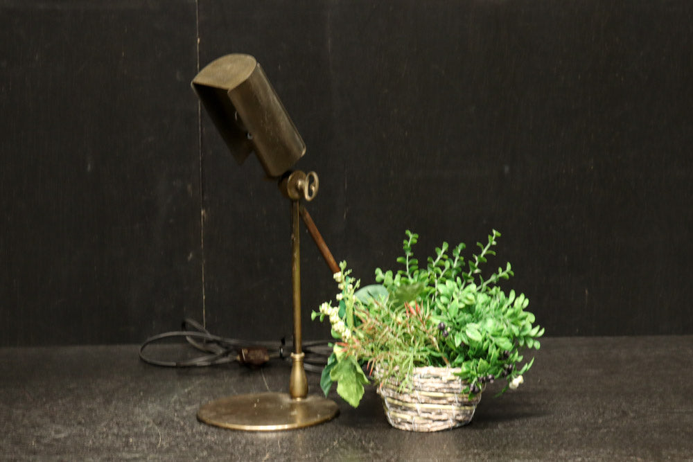 渋みある黄金色が時代感を漂わすデスクライト　DC8194