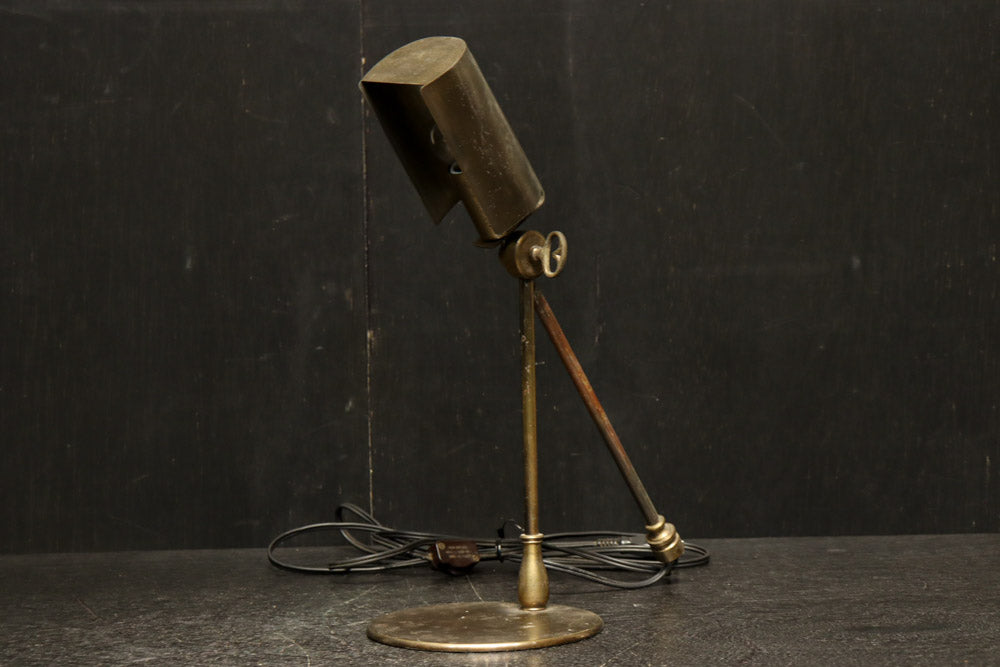 渋みある黄金色が時代感を漂わすデスクライト　DC8194