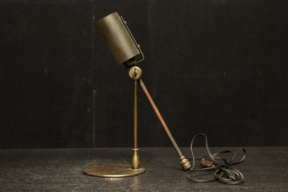 渋みある黄金色が時代感を漂わすデスクライト　DC8194