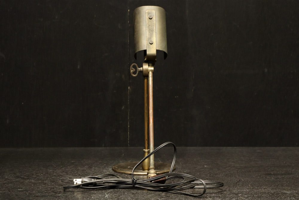 渋みある黄金色が時代感を漂わすデスクライト　DC8194