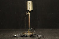 渋みある黄金色が時代感を漂わすデスクライト　DC8194