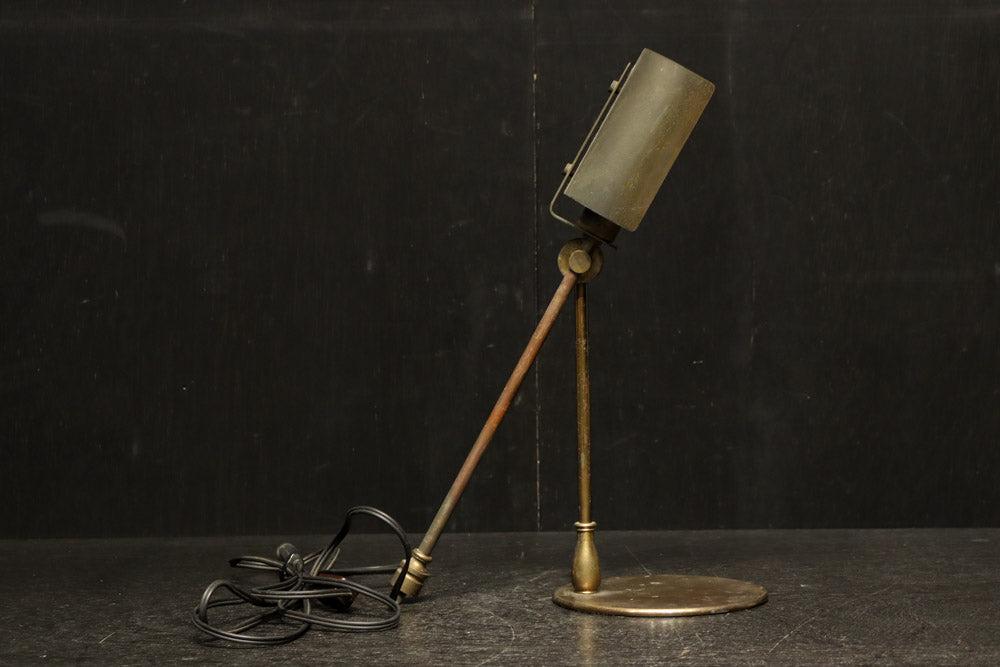 渋みある黄金色が時代感を漂わすデスクライト　DC8194