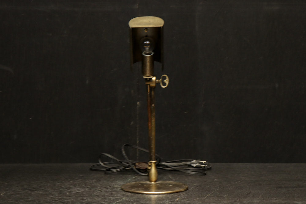 渋みある黄金色が時代感を漂わすデスクライト　DC8194