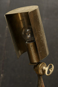 渋みある黄金色が時代感を漂わすデスクライト　DC8194