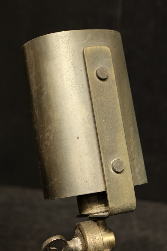 渋みある黄金色が時代感を漂わすデスクライト　DC8194