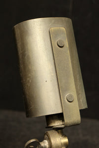 渋みある黄金色が時代感を漂わすデスクライト　DC8194