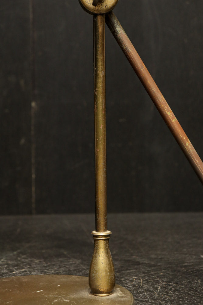 渋みある黄金色が時代感を漂わすデスクライト　DC8194