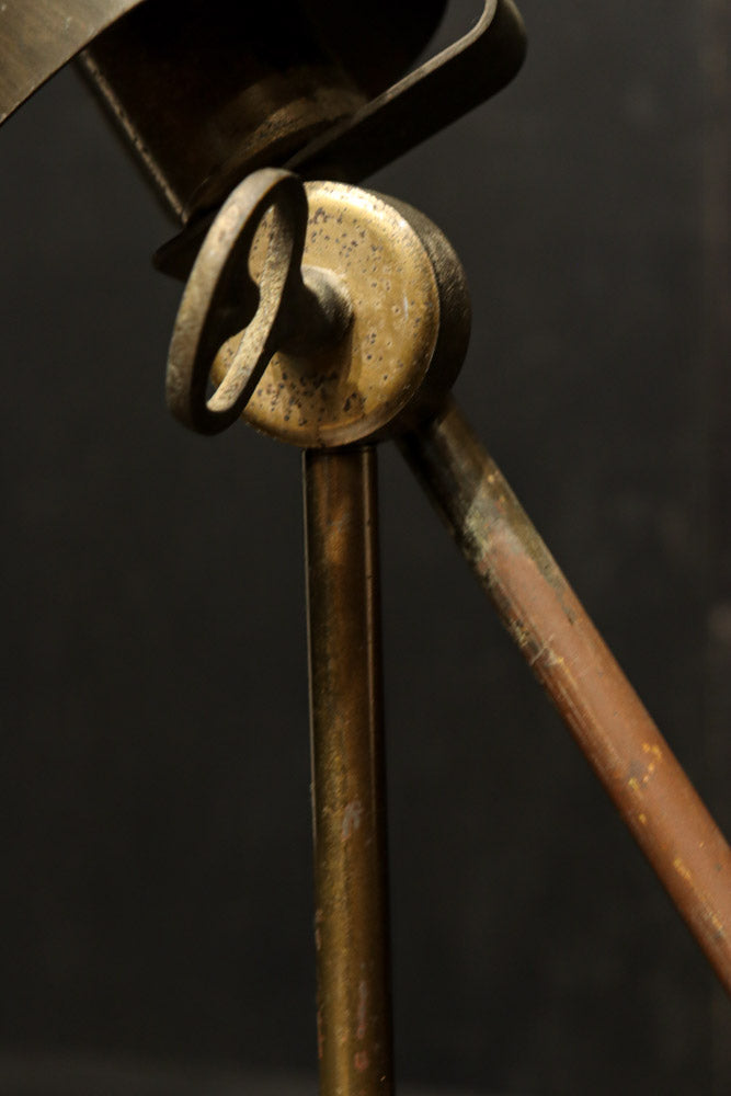 渋みある黄金色が時代感を漂わすデスクライト　DC8194