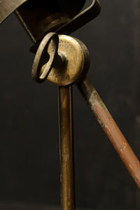 渋みある黄金色が時代感を漂わすデスクライト　DC8194