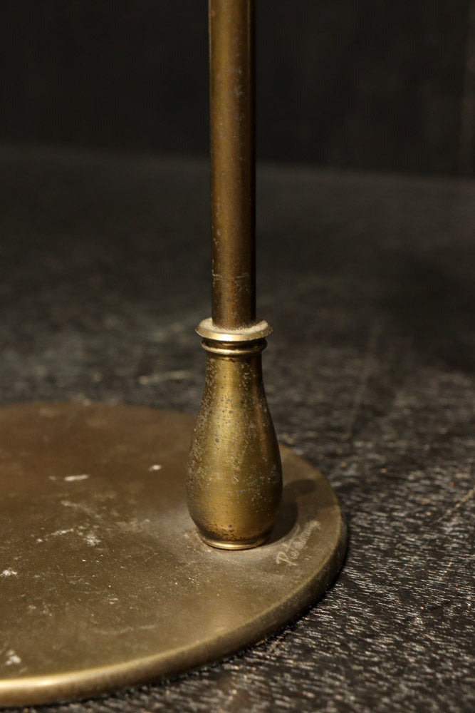 渋みある黄金色が時代感を漂わすデスクライト　DC8194