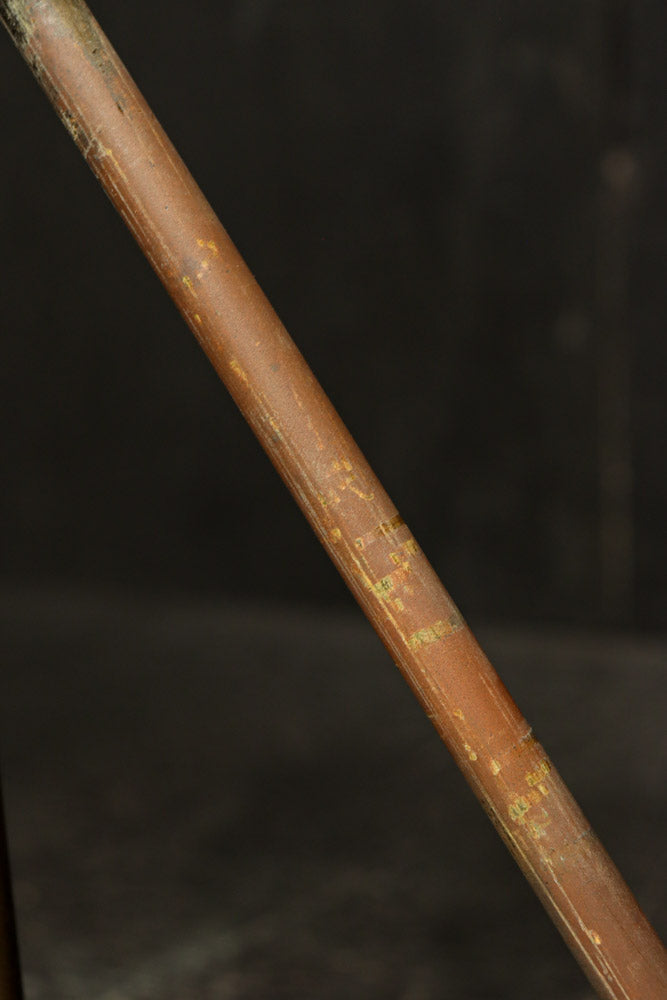 渋みある黄金色が時代感を漂わすデスクライト　DC8194