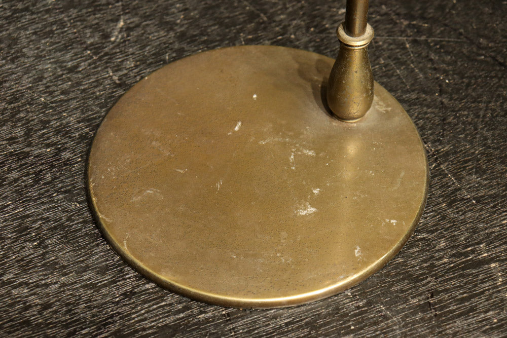 渋みある黄金色が時代感を漂わすデスクライト　DC8194