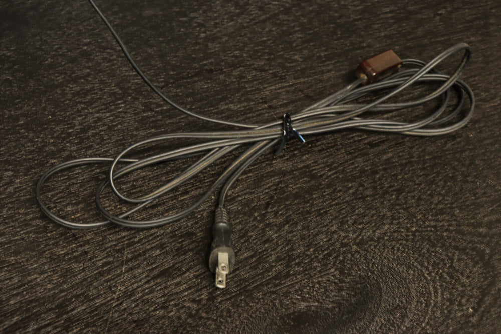 渋みある黄金色が時代感を漂わすデスクライト　DC8194