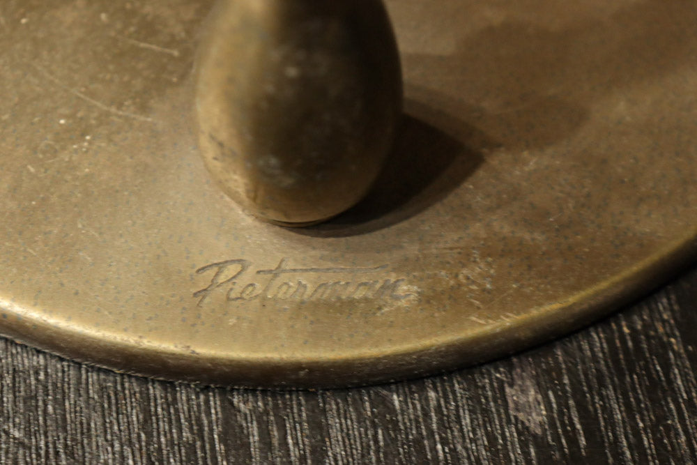 渋みある黄金色が時代感を漂わすデスクライト　DC8194