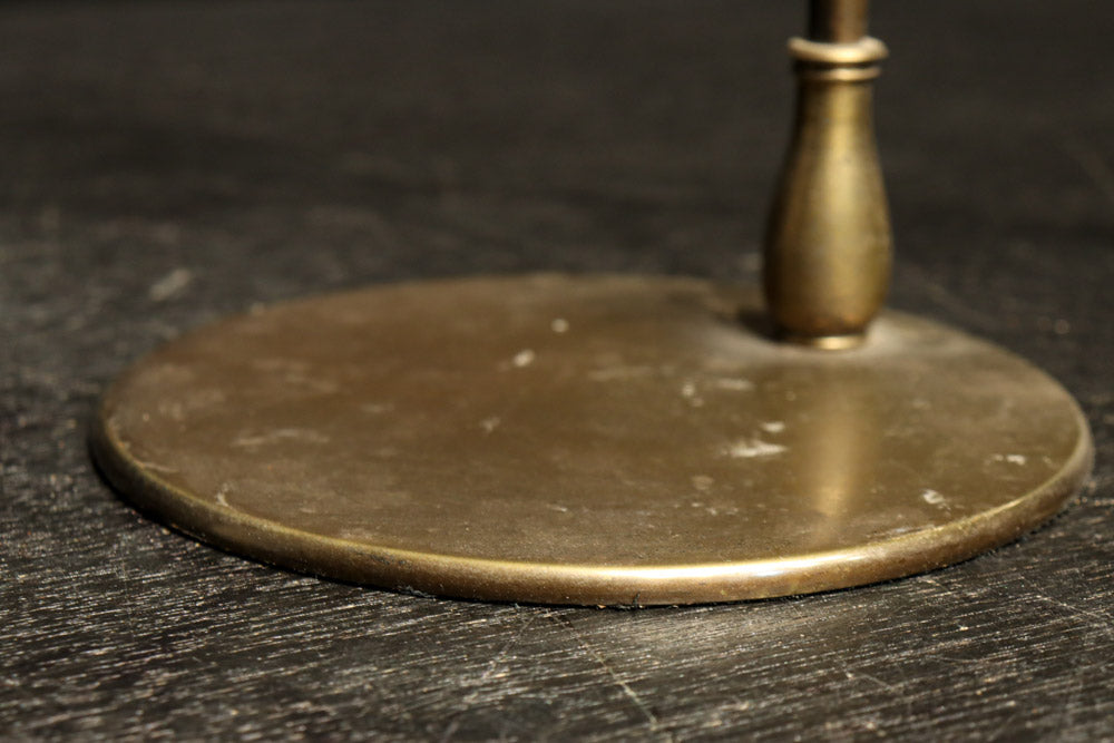 渋みある黄金色が時代感を漂わすデスクライト　DC8194