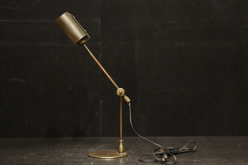 渋みある黄金色が時代感を漂わすデスクライト　DC8194