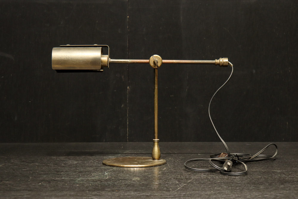 渋みある黄金色が時代感を漂わすデスクライト　DC8194