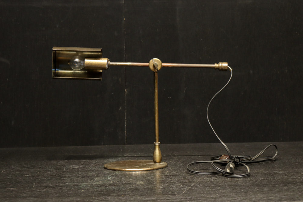 渋みある黄金色が時代感を漂わすデスクライト　DC8194