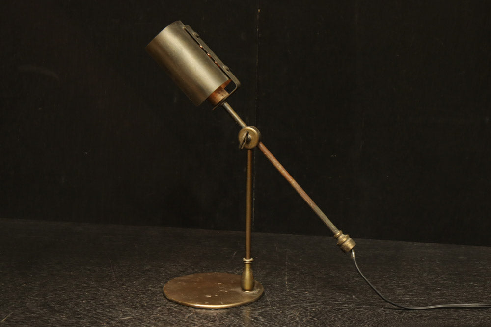 渋みある黄金色が時代感を漂わすデスクライト　DC8194